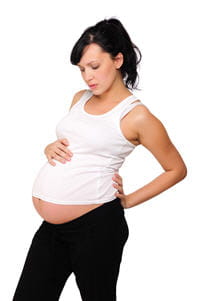 les femmes enceintes font souvent l'erreur de cambrer exagérément leur dos. 