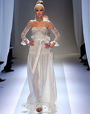 10 robes de mariées de rêve : Robe transparente de Valentino