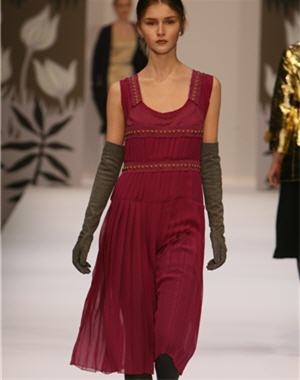 10 tenues de f&ecirc;tes : robe cassis de Cacharel