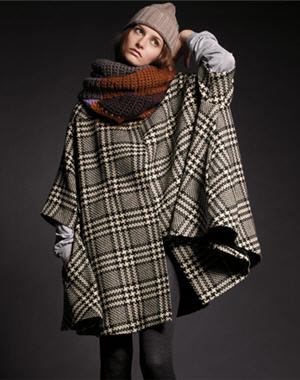 10 manteaux tendance : poncho &agrave; carreaux d'H&M
