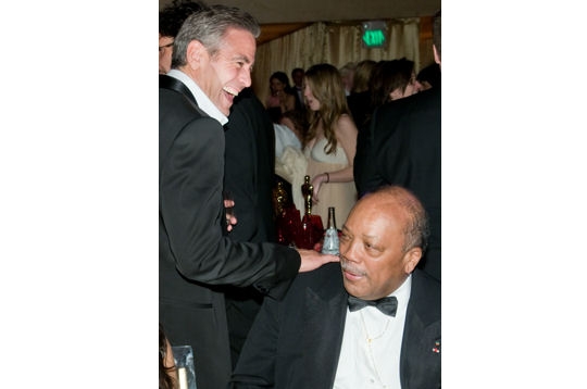 Un moment de complicité entre Quincy Jones et George Clooney