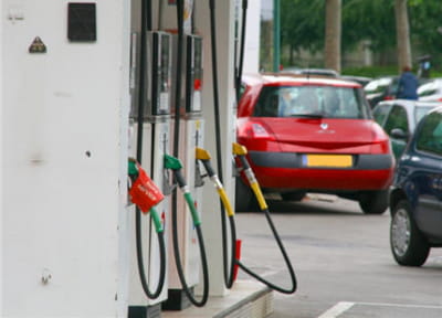 face au prix exorbitant du carburant, une solution : acheter des autos
